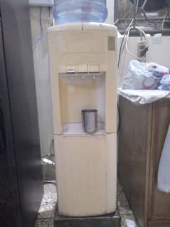 Pel water dispenser