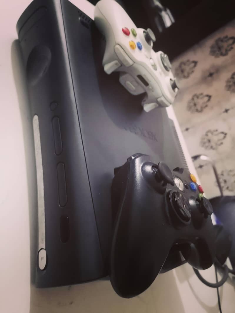 xbox 360 with games and 2 controller 4