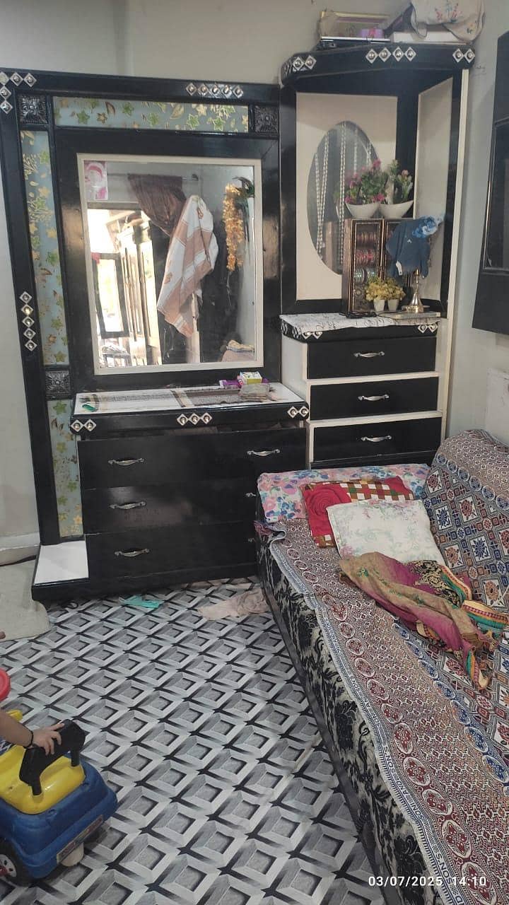 1dressing table 2 side tables 0