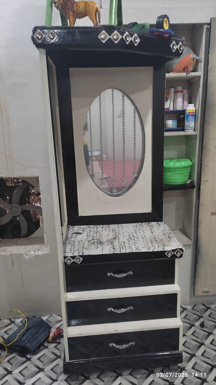 1dressing table 2 side tables 1
