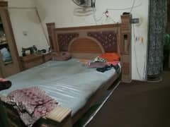 4 ro chez ha. drasing table ke shisha tot gya