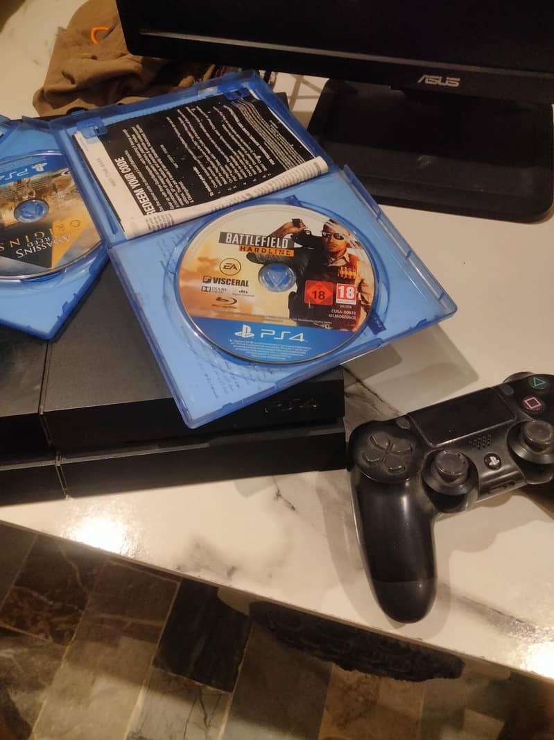 PS4 1100 series with original controller and 2 games 0