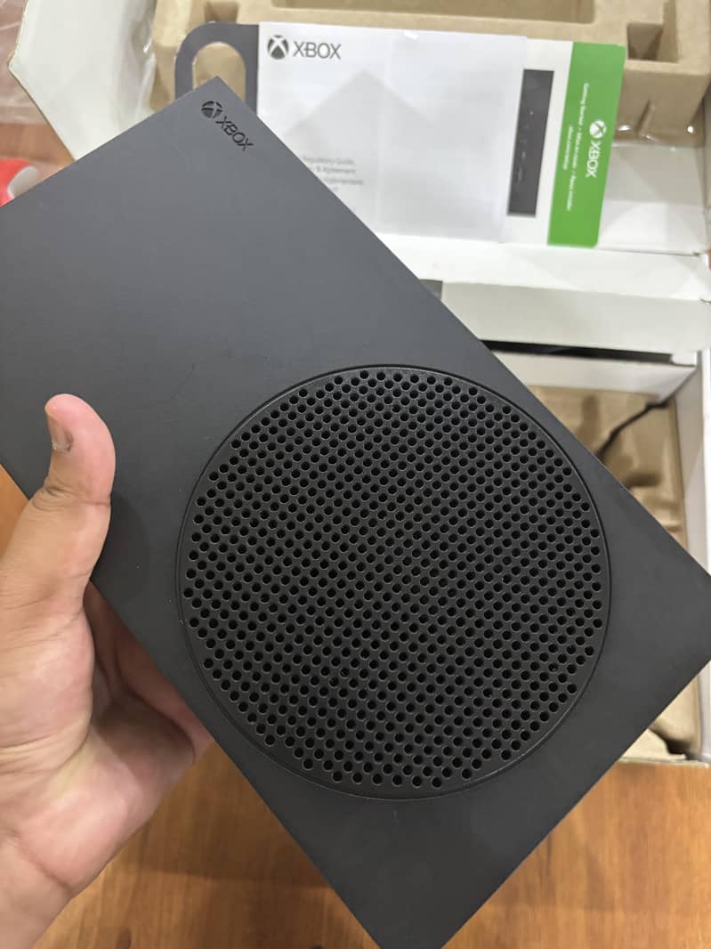 XBOX SERIES S 1TB SLIGHTLY USED CONTROLLER IS NEW AND 1 MONTH GAMEPASS 3