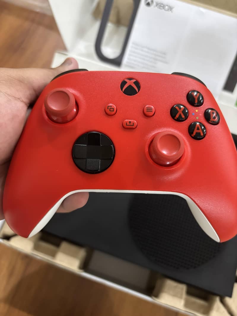 XBOX SERIES S 1TB SLIGHTLY USED CONTROLLER IS NEW AND 1 MONTH GAMEPASS 7