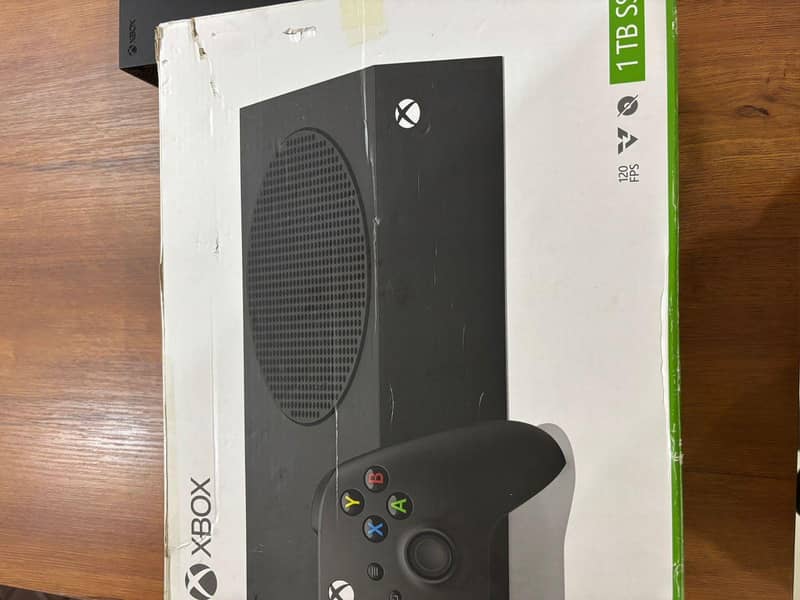 XBOX SERIES S 1TB SLIGHTLY USED CONTROLLER IS NEW AND 1 MONTH GAMEPASS 13