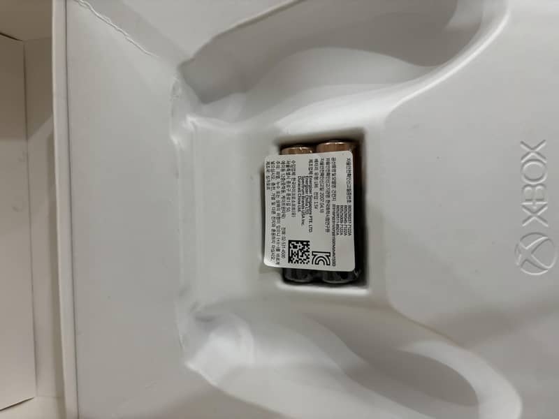 XBOX SERIES S 1TB SLIGHTLY USED CONTROLLER IS NEW AND 1 MONTH GAMEPASS 16