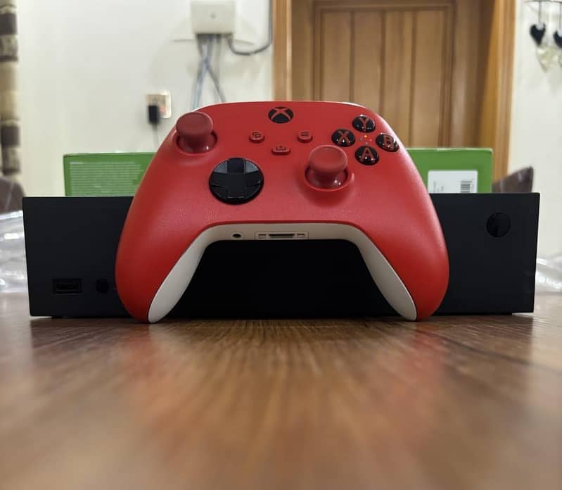 XBOX SERIES S 1TB SLIGHTLY USED CONTROLLER IS NEW AND 1 MONTH GAMEPASS 2