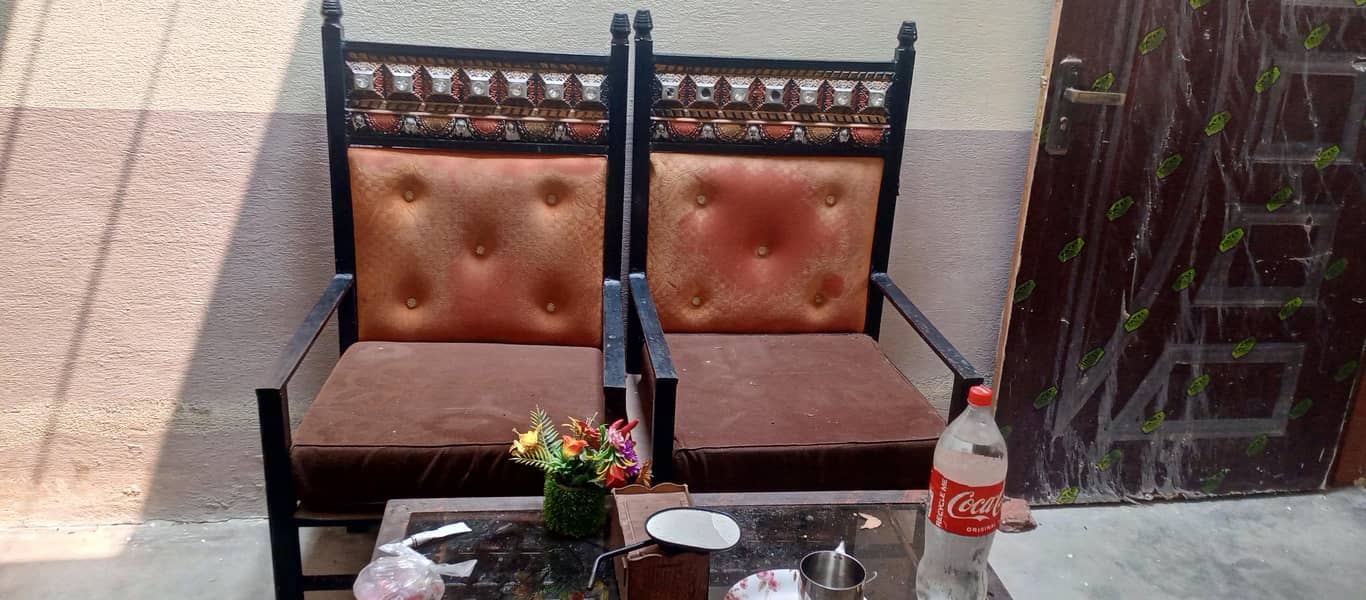 lohe ke sofe hain aur table shishe ka 1
