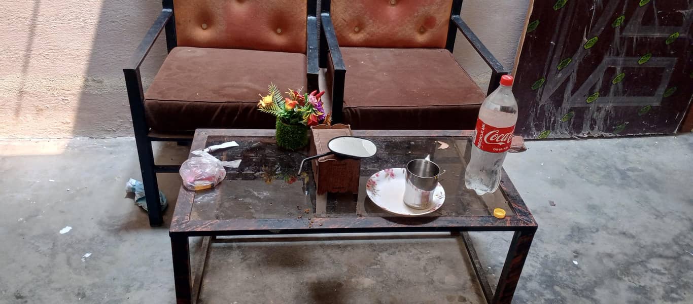 lohe ke sofe hain aur table shishe ka 2