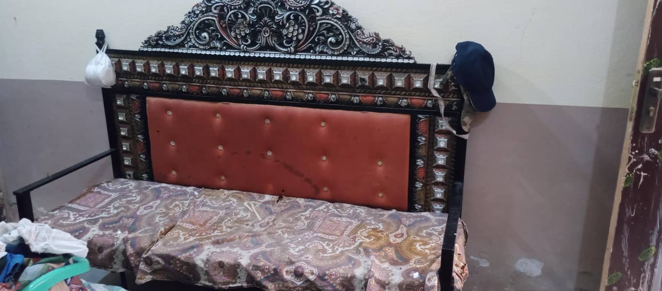 lohe ke sofe hain aur table shishe ka 4