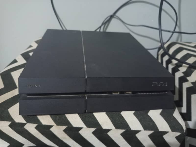 PS4 with 2 controllers 0