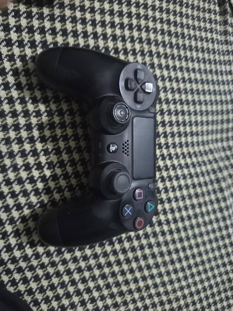 PS4 with 2 controllers 3