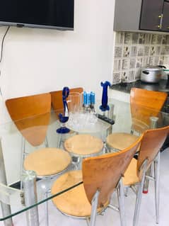 dining table bilkul new hai