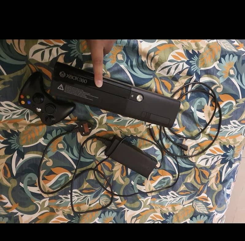 ORIGNAL XBOX 360 with controller and CD 1