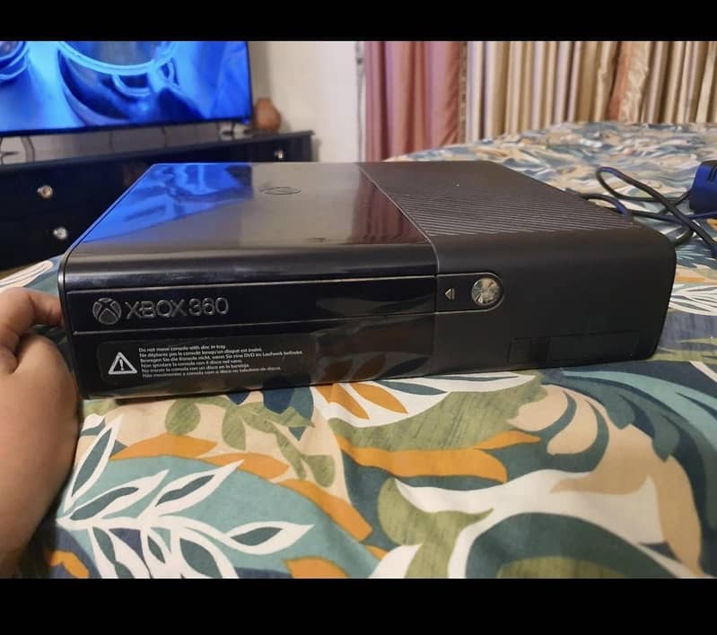 ORIGNAL XBOX 360 with controller and CD 0