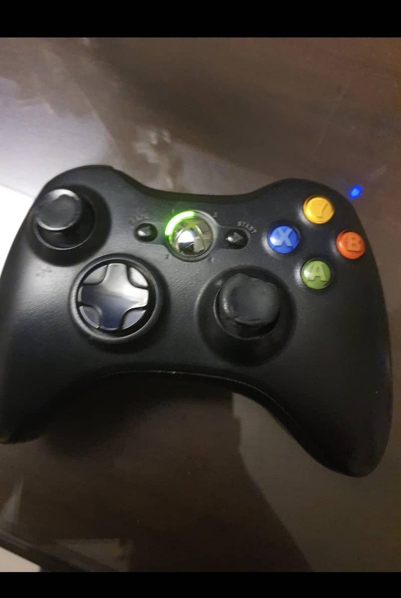 ORIGNAL XBOX 360 with controller and CD 6