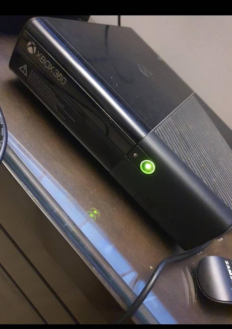ORIGNAL XBOX 360 with controller and CD 7