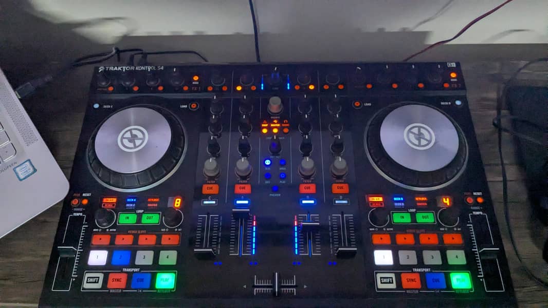 Native Instruments Traktor S4 DJ Controller 0