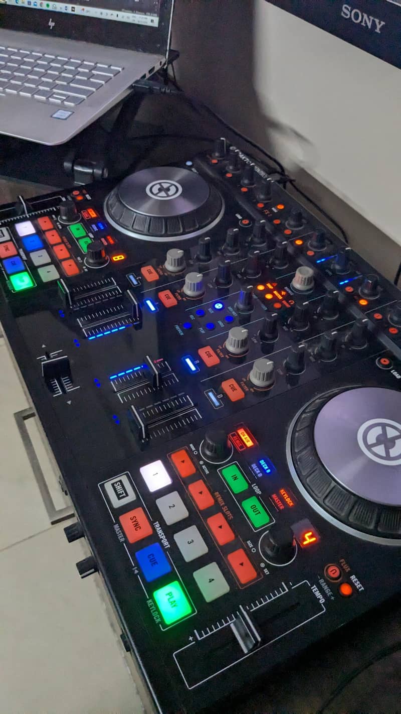 Native Instruments Traktor S4 DJ Controller 1