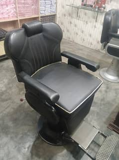 bilkul saaf chairs hain saloon ka lia