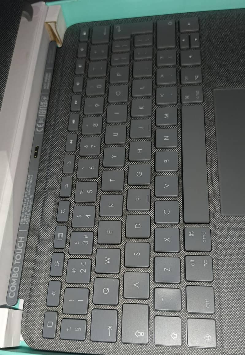 LOGITECH COMBO TOUCH Wireless Keyboard & Case for iPad 7th 8th 9th Gen 2