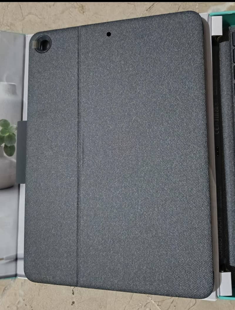 LOGITECH COMBO TOUCH Wireless Keyboard & Case for iPad 7th 8th 9th Gen 4