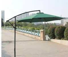 Side pole umbrella