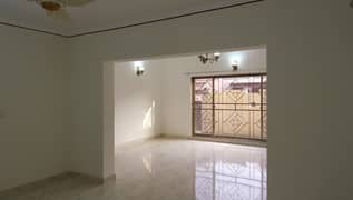 Affordable Flat Of 10 Marla Is Available For sale