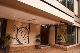 Ideal 10 Marla House Available In Bahria Town - Rafi Block, Lahore