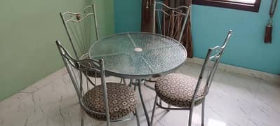 4 chairs and 1 table for sale