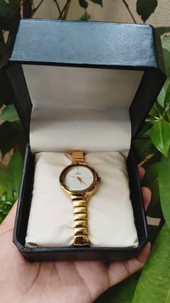 Luxury elegant golden wrist watch for women