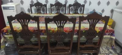 6 chairs Dining Table in lush Condition For Sale