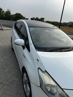Toyota Prius Alpha  Model 2010