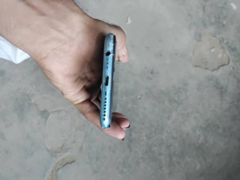 Infinix hot 10 with box good condition no any falt 4 days use warranty 1