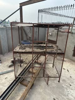 2 cages hai ak murgiyon wala ak parrot  k lye