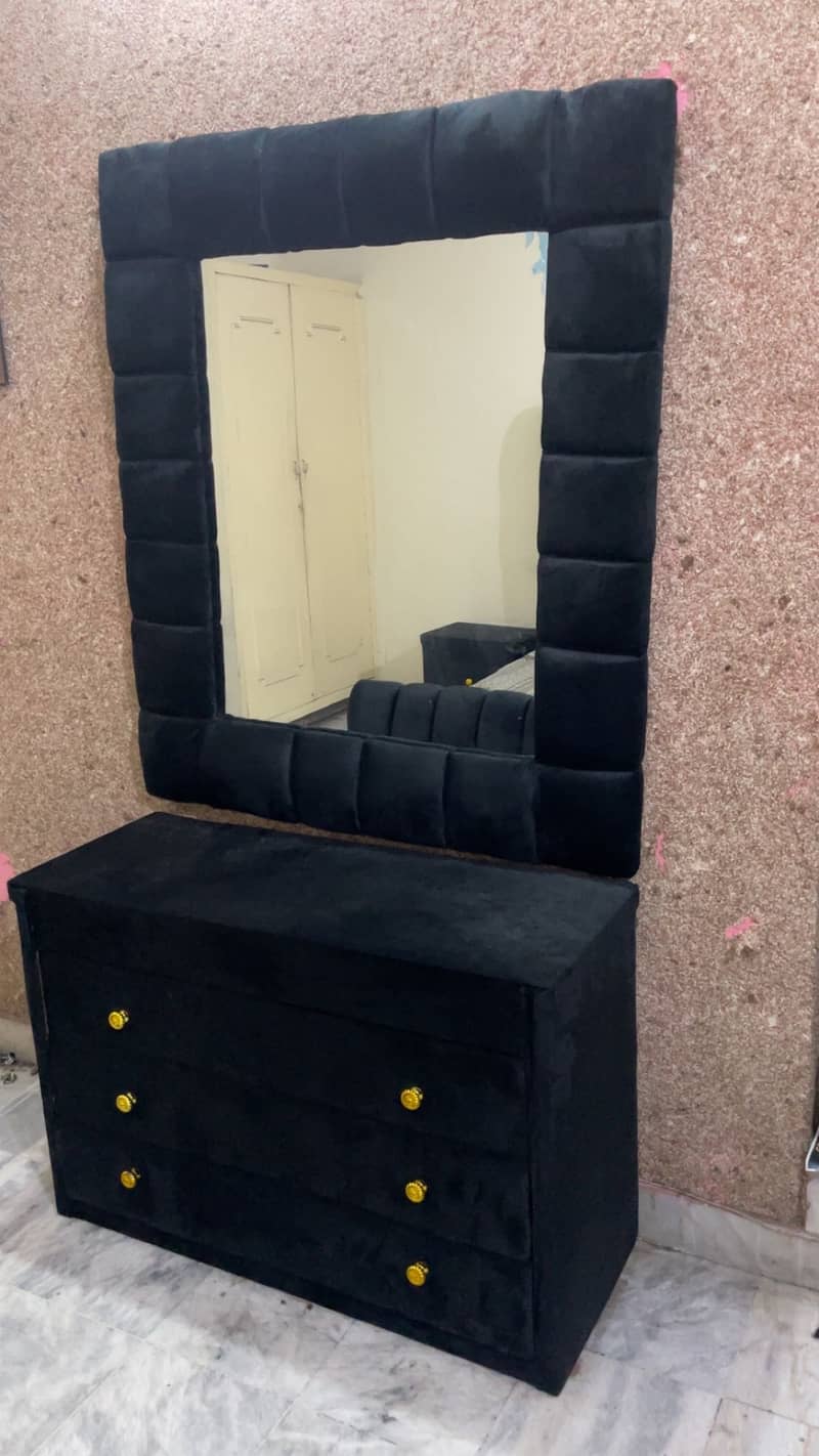 Bedset with dressing and side tables 2