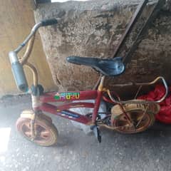mujhe yeh cycle sale karni hai bache ke liye choti hogayi hai yeh. . .