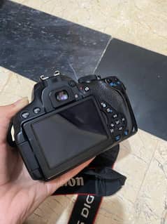 DSLR camera CANON 700D with kit lens (18-55 mm) (0.25m/0.8ft)