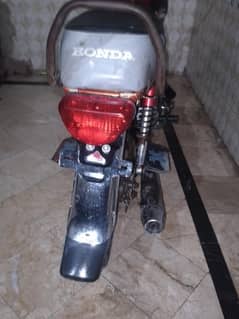 bike for sale bilkul ok bike new back tire new side stand new girari