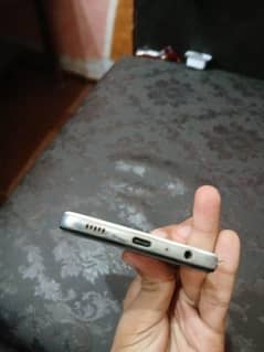 10 by 10 condition box charger sath ha 1 b scrach nahi ha fone k uper