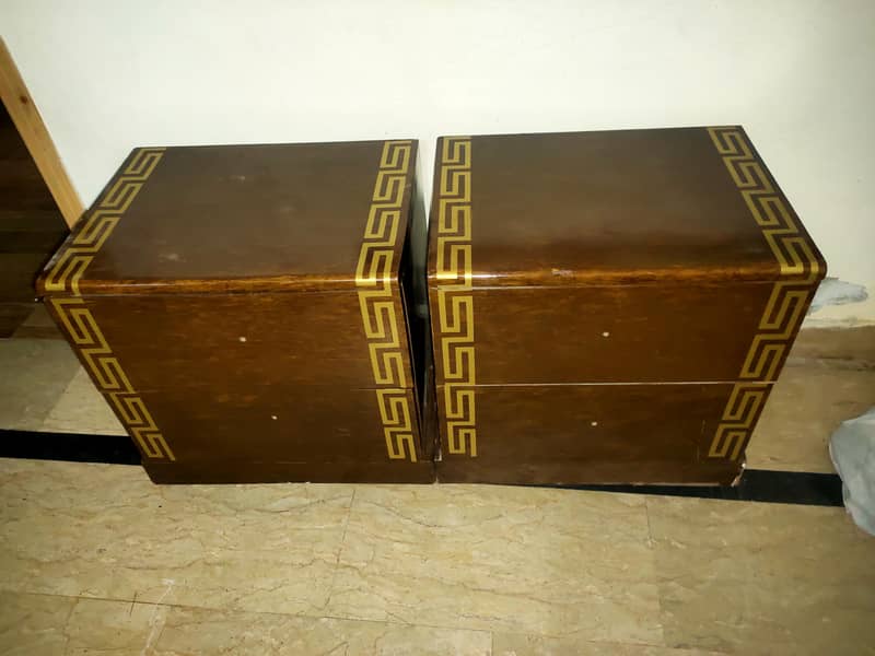 2 side tables 0