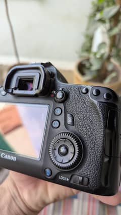 canon 6d only body with battery and charger