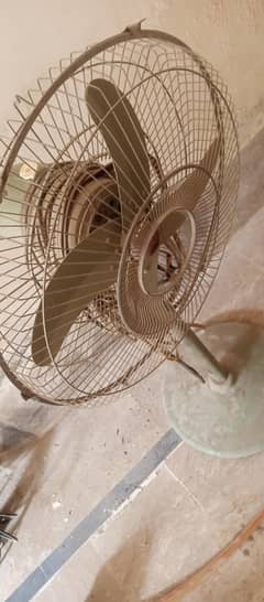SOLAR FAN FOR SELL 2 WEEK USED