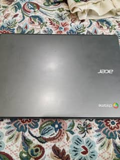 Acer C740  4gbram / 128 gb ssd. read description