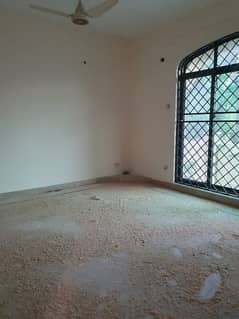 10 MARLA DOUBLE UNIT FULLY HOUSE AVAILABLE FOR RENT