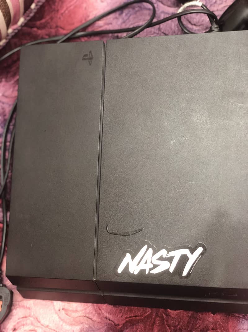 Ps4 fat with 1 controller and gta 5 cd 0