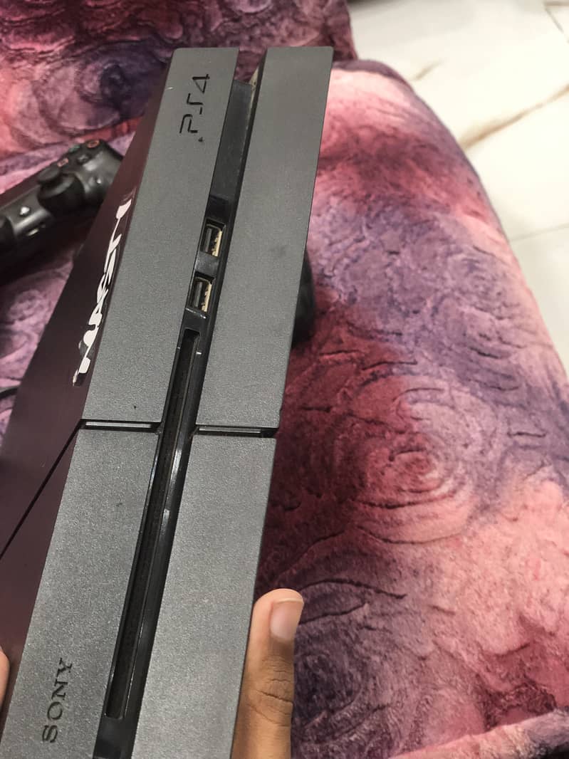 Ps4 fat with 1 controller and gta 5 cd 2