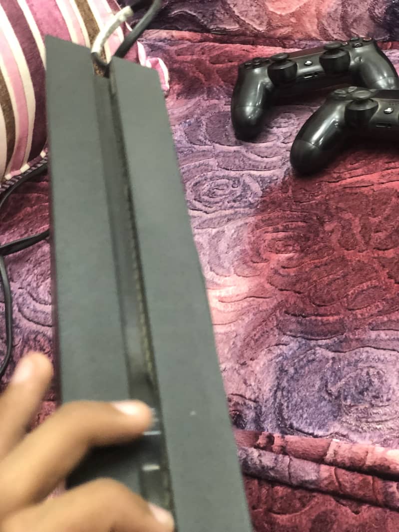 Ps4 fat with 1 controller and gta 5 cd 4