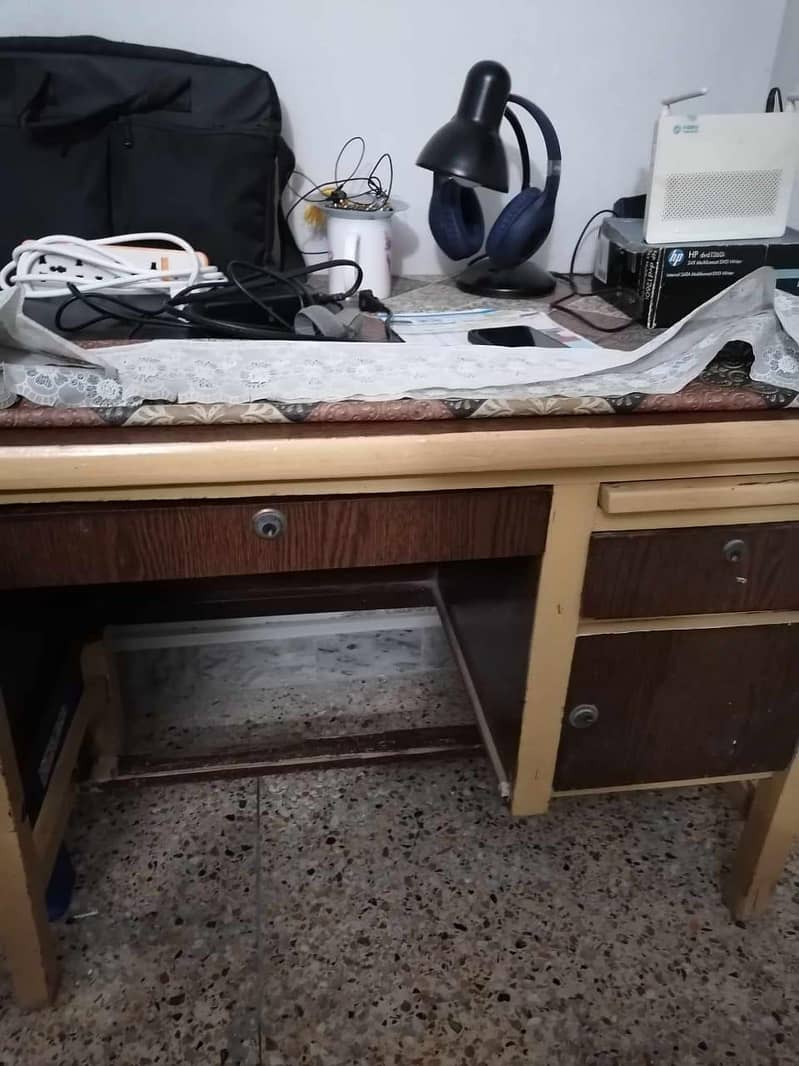 computer table with excellent condition 2
