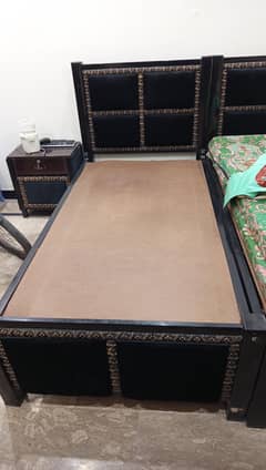 2 single beds with 2 side tables